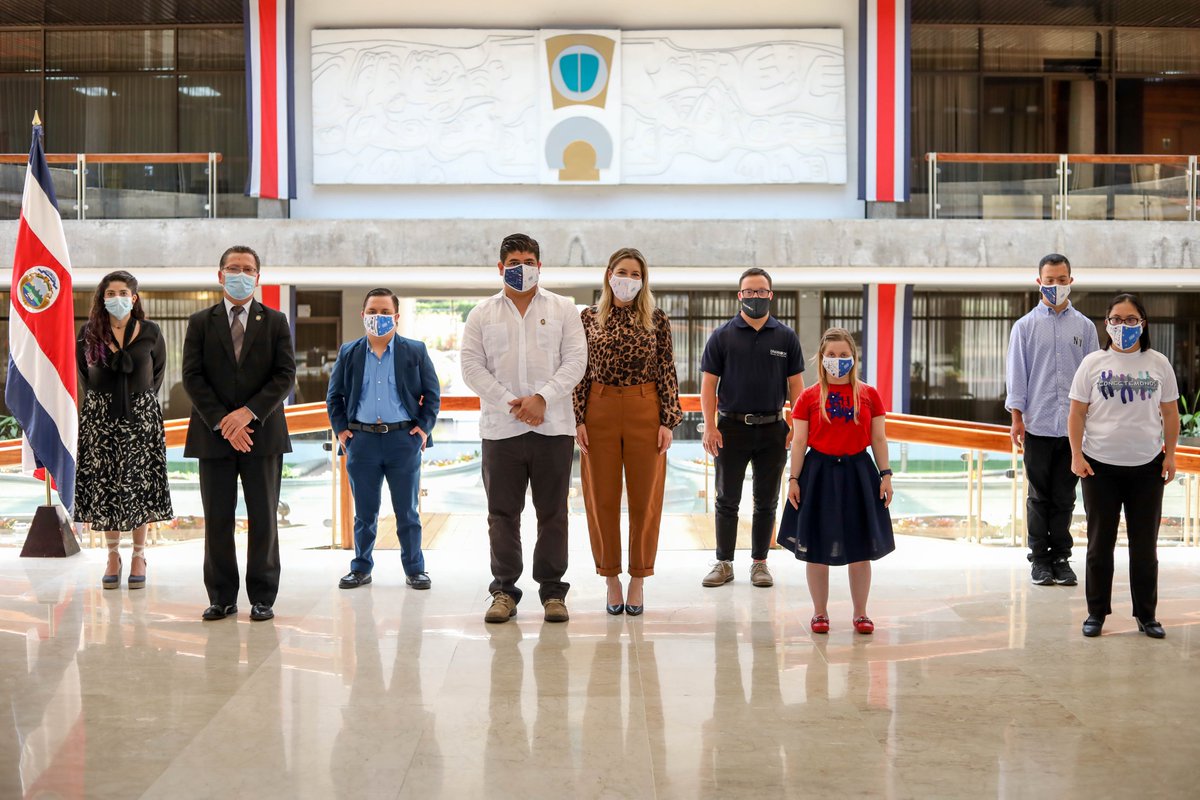 CarlosAlvQ's tweet image. 21 de marzo, Día Mundial del Síndrome de Down
Gracias Daniel, Andrea, Natalia, David y José Antonio por la visita. Llevaré con orgullo estas medias, camiseta y mascarilla que nos enorgullece por ser #diferentesperoiguales #conectemonos 
Gracias Diversock, Red Point, @porlagenteWM