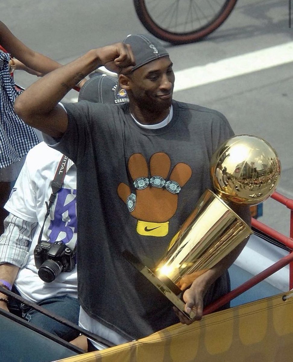 kobemurals's tweet photo. Kobe’s shirts after his 4th and 5th 💍 https://t.co/rnE0TFy4JW