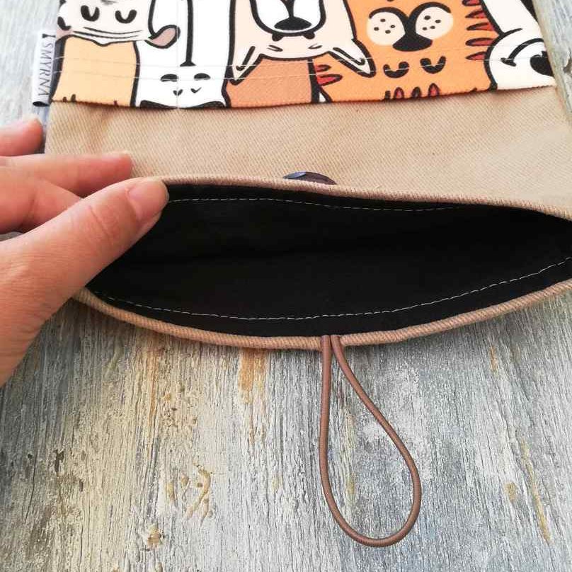 atolyesmyrna's tweet photo. Kitap Kılıfı , Köpekler ve Kediler

▪️Büyük bir bölme ve önde iki cep olmak üzere üç bölmelidir.
▪️Tek renk kısım kalın gabardin kumaş, cep kısımları dijital baskı kumaştır ve astarlıdır.
▪️Ölçüleri 19x24 cm 
#tabletkılıfı #kitapkılıfı #booksleeve #tabletcover #tabletbag https://t.co/pFXHUYb1Y9
