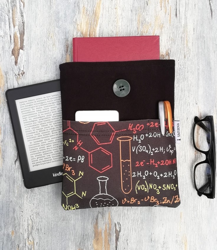 atolyesmyrna's tweet photo. Kitap Kılıfı , Kimya

▪️Büyük bir bölme ve önde iki cep olmak üzere üç bölmelidir.
▪️Tek renk kısım kalın gabardin kumaş, cep kısımları dijital baskı kumaştır ve astarlıdır.
▪️Ölçüleri 19x24 cm 
#tabletkılıfı #kitapkılıfı #booksleeve #tabletcover #tabletbag #handmade https://t.co/Abh9J412vX
