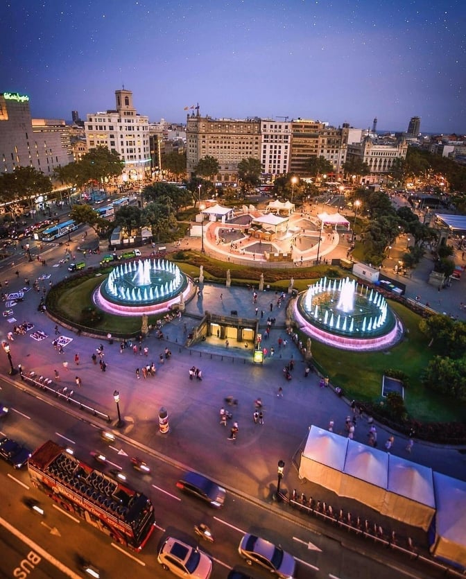 ineedtours's tweet photo. Plaça de Catalunya in central Barcelona is generally considered to be both its city centre and the place where the old city and the 19th century-built Eixample meet. The plaza is especially known for its fountains and statues

👉 Check out our tours: https://t.co/9P6UJkuxfa https://t.co/fA8gZEBjOG