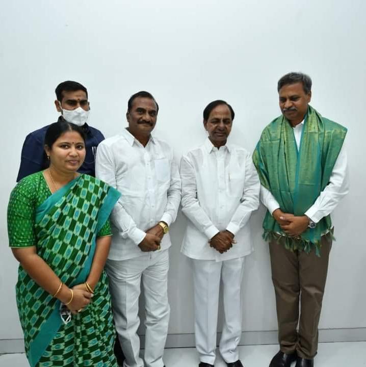 HaripriyaBRS's tweet photo. #Khammam #Warangal #Nalgonda పట్టభద్రుల నియోజకవర్గ ఎమ్మెల్సీగా @PRRTRS గెలుపొందిన సందర్భంగా @TelanganaCMO కేసీఆర్ గారిని మర్యాదపూర్వకంగా కలవడమైంది. 

@KTRTRS  @MPsantoshtrs 
@puvvada_ajay @MlaTrs @MLAVanamatrs 
#TelanganaWithKCR https://t.co/IzBTFwyP49