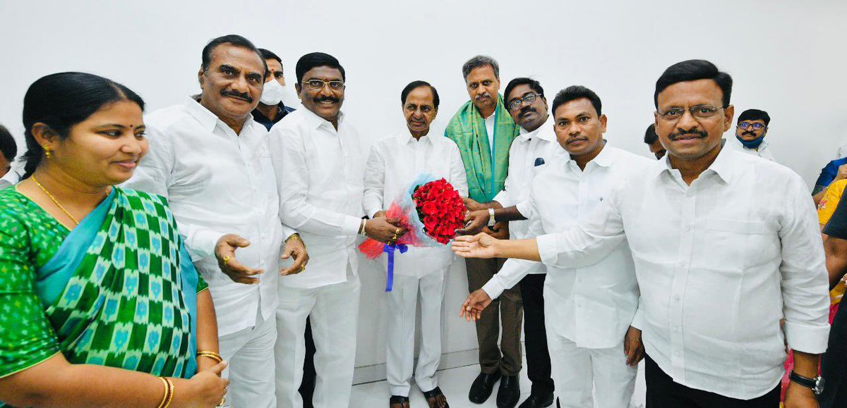 HaripriyaBRS's tweet photo. #Khammam #Warangal #Nalgonda పట్టభద్రుల నియోజకవర్గ ఎమ్మెల్సీగా @PRRTRS గెలుపొందిన సందర్భంగా @TelanganaCMO కేసీఆర్ గారిని మర్యాదపూర్వకంగా కలవడమైంది. 

@KTRTRS  @MPsantoshtrs 
@puvvada_ajay @MlaTrs @MLAVanamatrs 
#TelanganaWithKCR https://t.co/IzBTFwyP49