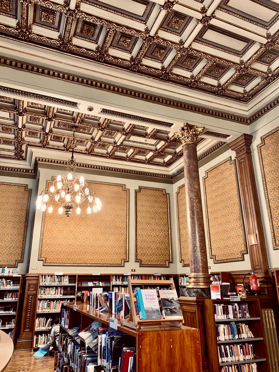 zazpikaleak's tweet photo. 📚❤️Bilboko bihotzean #xarma berezia duten tokiak daude, eta Bidebarrietako Liburutegia horietako bat da. Antzinako apainketa, liburu-usaina, koloretako beirateak eta bere ibilbidea leku #enblematiko bihurtzen dute. Izugarri gustatzen zaigu! https://t.co/gqn184eElL