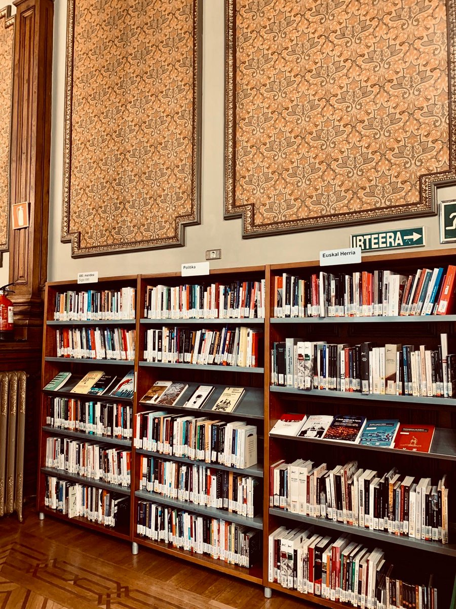 zazpikaleak's tweet photo. 📚❤️Bilboko bihotzean #xarma berezia duten tokiak daude, eta Bidebarrietako Liburutegia horietako bat da. Antzinako apainketa, liburu-usaina, koloretako beirateak eta bere ibilbidea leku #enblematiko bihurtzen dute. Izugarri gustatzen zaigu! https://t.co/gqn184eElL
