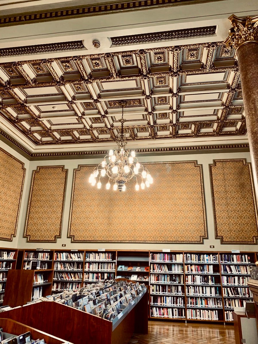 zazpikaleak's tweet photo. 📚❤️Bilboko bihotzean #xarma berezia duten tokiak daude, eta Bidebarrietako Liburutegia horietako bat da. Antzinako apainketa, liburu-usaina, koloretako beirateak eta bere ibilbidea leku #enblematiko bihurtzen dute. Izugarri gustatzen zaigu! https://t.co/gqn184eElL