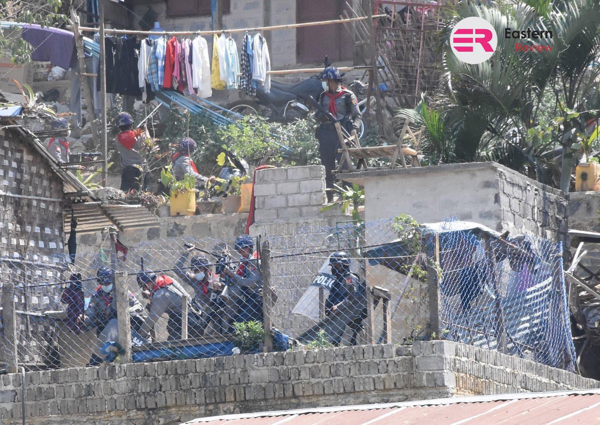 maytoekhine's tweet photo. Raiding into civilian’s house then ganged up to beat and torture without any reason. This happened in #Taunggyi. #WhatsHappeningInMyanmar #Mar21Coup https://t.co/K4K4hu4R79