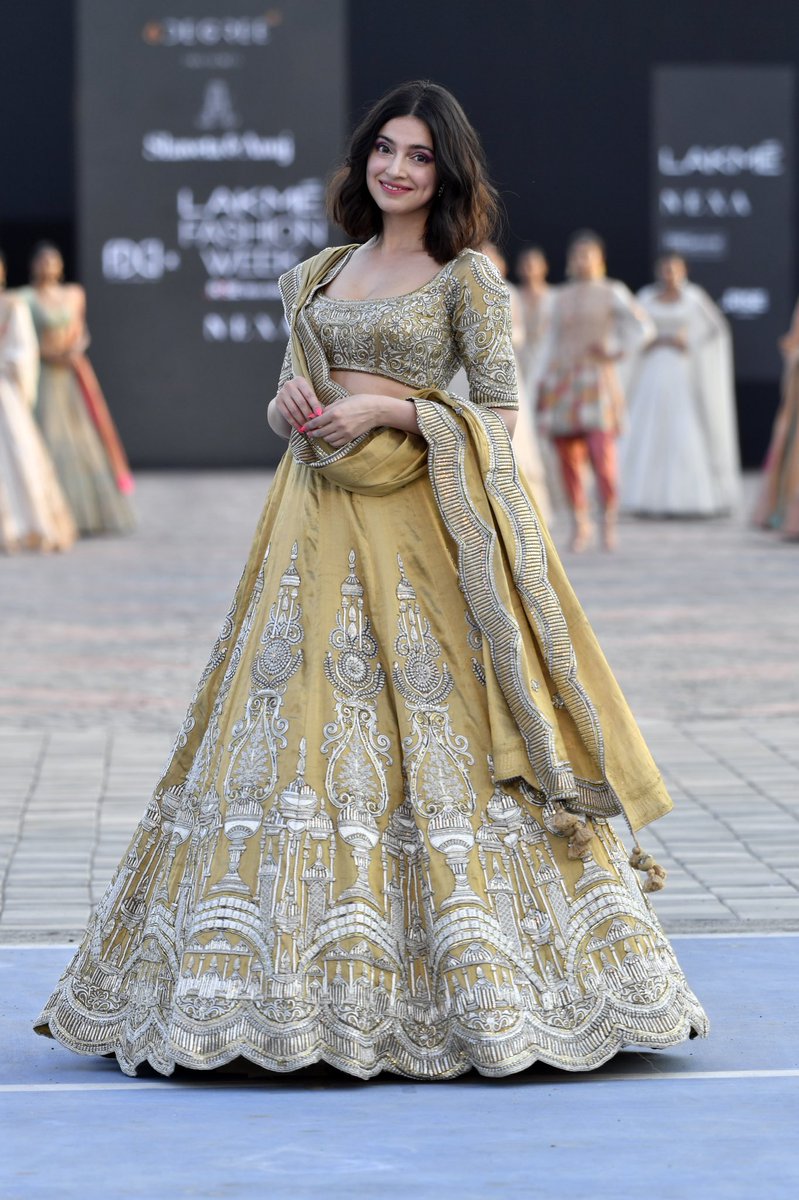 Actresses @hegdepooja @LaraDutta @iamDivyaKhosla @realhinakhan @aahanakumra took the runway for 6Degree presents Sanjukta, Varun Chakkilam Label, Shaveta & Anuj at the first ever phygital edition of #FDCIxLFW  @LakmeFashionWk @ILoveLakme #InThisTogether #CelebratingIndianFashion