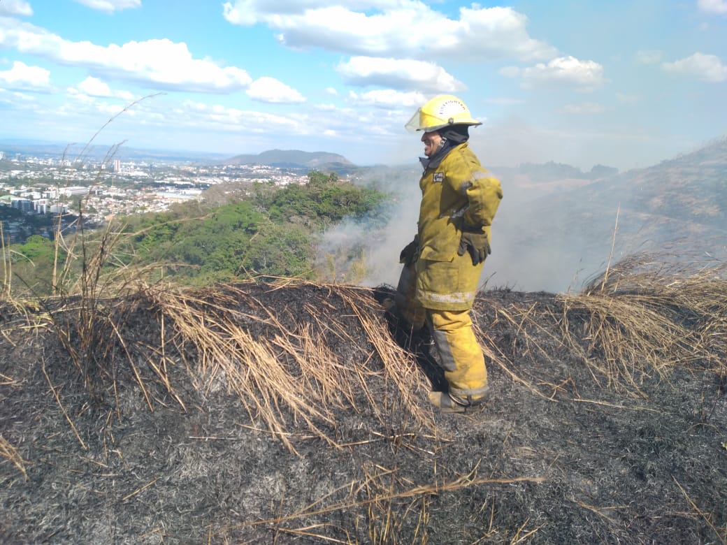 Por casi 12 horas estuvimos realizando labores de control y extinción del incendio en la Cordillera del Bálsamo en el Bulevard Sur de Santa Tecla, el incendio que fue provocado por desconocidos, consumió 10 hectáreas de terreno cubierto por arbustos, bambú, y maleza seca.
