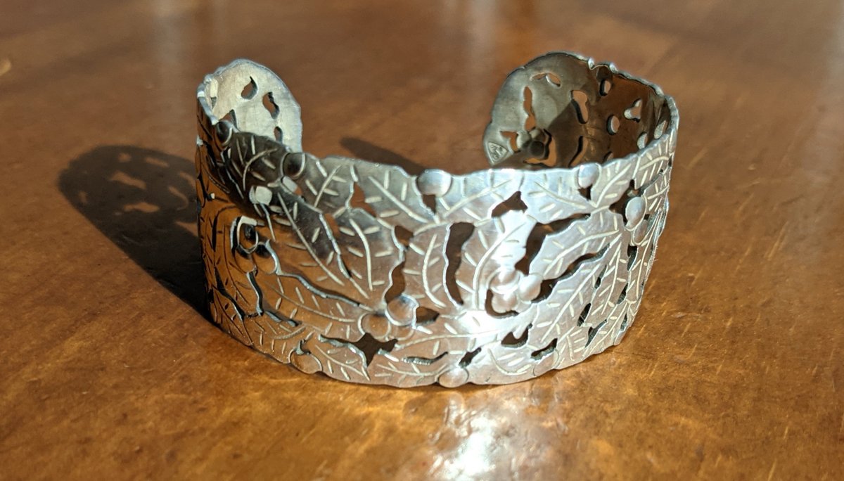 WhimsicalVintag's tweet photo. Victorian Wide Sterling Cuff Bracelet, just in at https://t.co/cVOzL4c62X #victorianbracelet #cuffbracelet #sundaysilver #silversunday #oakleaves #etsy #etsyshop #whimsicalvintage #widebracelet #aestheticjewelry https://t.co/Bwr62V4K4G