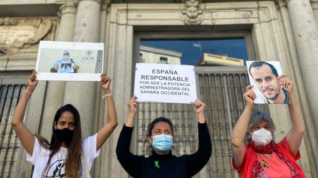 contramutis's tweet photo. Cumple la tercera semana ante el #MAECgob de González Laya, impasible al sufrimiento de la familia del periodista saharaui #LaminHaddi, que, de seguir vivo, hoy hace 69 dias en huelga de hambre en una prision marroquí. Esta desaparecido, Marruecos no informa. ¿Y los #DDHH? https://t.co/sr4gw3Dn3B