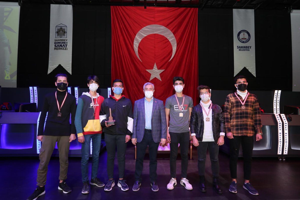 mtahmazoglu's tweet photo. Tam donanımlı e-spor salonlarımız gençlerimizin hizmetinde! 

Bugün, gençlerin yoğun şekilde katılım gösterdiği bir e-spor turnuvasının daha ödül törenini düzenledik.. 👩🏻‍💻👨‍💻

Şahinbey, bu yeni alana da öncülük ediyor, etmeye devam edecek.

📍Şahinbey Kongre ve Sanat Merkezi https://t.co/hB4ghoLrNg