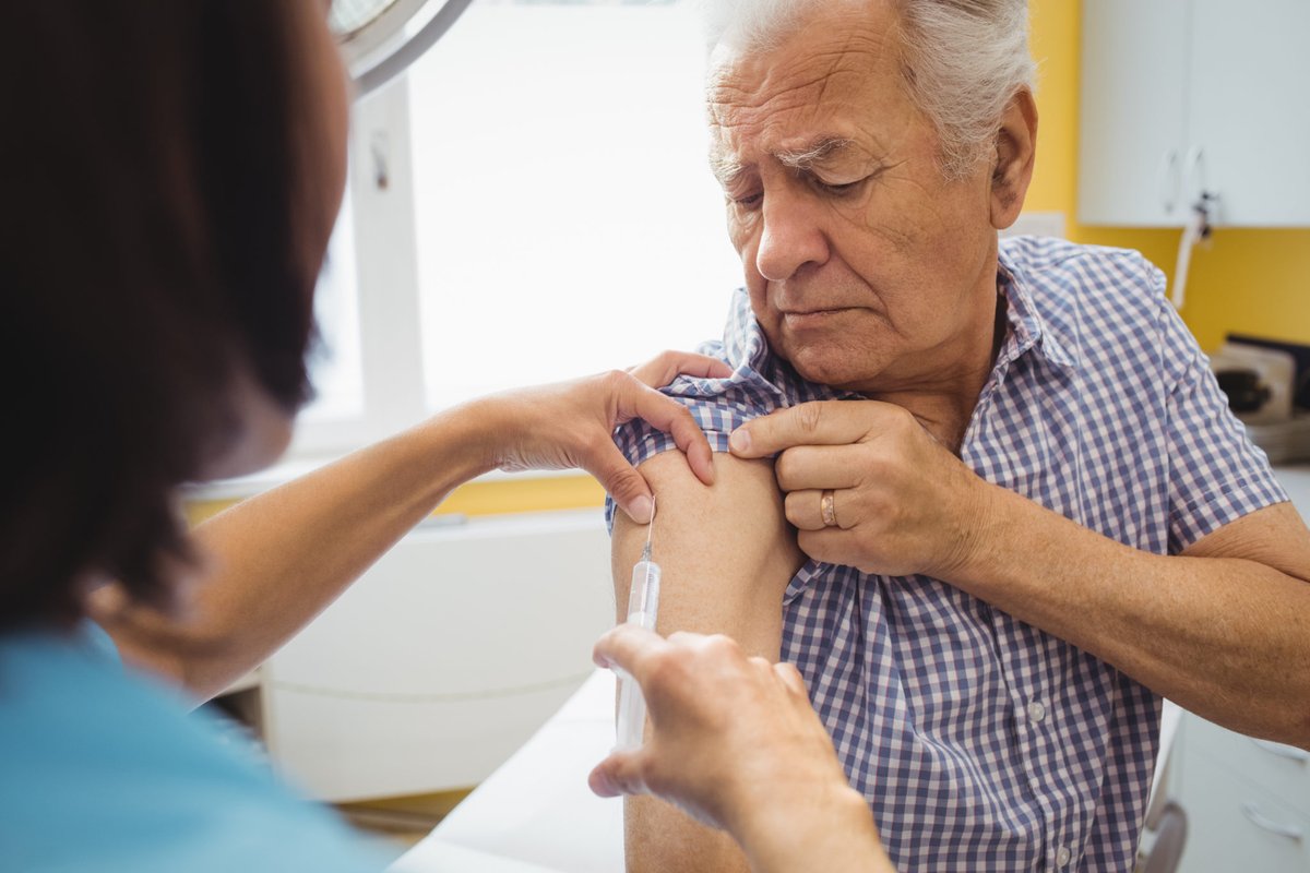 Tot nu toe zijn er 138 (= 1-10%) meldingen van #overlijden na #vaccinatie met #coronavaccins. Het gaat om 111 #ouderen van 80 jaar of ouder, 23 tussen de 65 en 79 jaar en 2 onder de 65. Van twee is de precieze leeftijd niet bekend. Vrijwel allen hadden een kwetsbare #gezondheid.