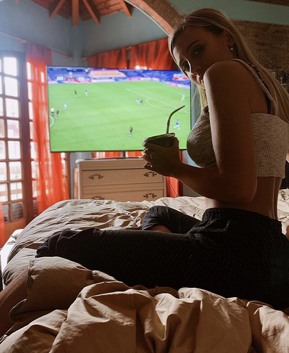 _JugadorNro12's tweet photo. Morena Beltran viendo un partido /// Yo viendo un partido https://t.co/G0wcrhcHa0