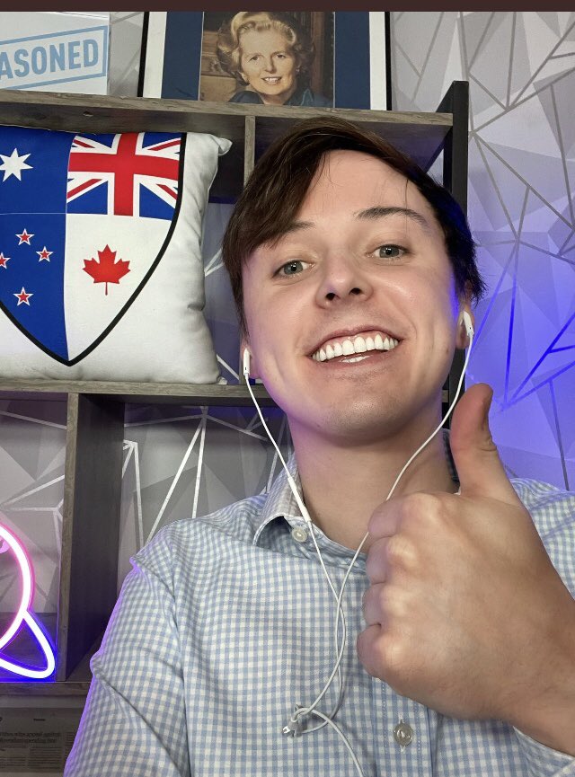 BrexitBuster's tweet photo. Putting a cheerful face on not getting the tea boy’s job at GB News. Pipped at the post by silly little know nothing public schoolboy Tom Harwood. Ouch! That must have hurt. Let mam put some Germolene on it.
#DarrenCrimes #BrexitBooby https://t.co/k8e7e9AQlo