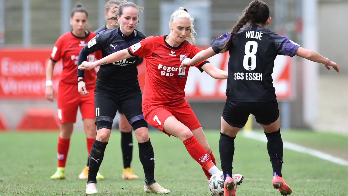 DFB_Frauen's tweet photo. Dank eines 0:0 bei der @SGSEssen verdrängt der SC Sand den SV Meppen auf den vorletzten Rang. Schlusslicht MSV Duisburg bleibt beim 0:2 gegen Bayer Leverkusen auch im 15. Spiel ohne Sieg. #DieLiga #MACHTLÄRM #SGSSCS #MSVB04
Die Ergebnisse ➡️ https://t.co/LIvfENUF09 https://t.co/htYcFRq5Oy
