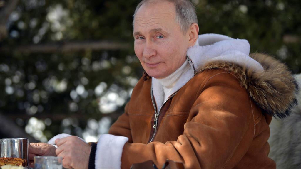 RedRadioVe's tweet photo. 📸 Del 1 al 10: ¿Qué tan preocupado ves a #VladimirPutin por las declaraciones de #JoeBiden? 😏

¡Fotos exclusivas de este fin de semana en la taiga siberiana! https://t.co/ULTFWOXr4d