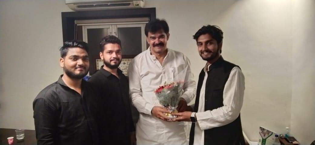 FaiyazAhmed1961's tweet photo. #AIMIM Mumbai President #FaiyazAhmedKhan Sahab Se Head Office Par Uttar Pradesh #Kasganj Se Aaye #MazharKhan (Mazhar Miya) Or Unke Sathi #FazlurRehman Or #AzmatAli Ne Mulakat Kiye. https://t.co/A669m3qSWi