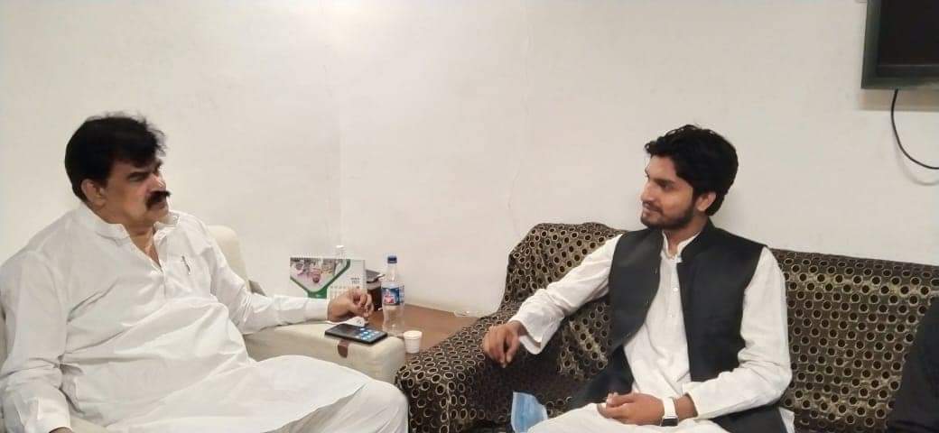 FaiyazAhmed1961's tweet photo. #AIMIM Mumbai President #FaiyazAhmedKhan Sahab Se Head Office Par Uttar Pradesh #Kasganj Se Aaye #MazharKhan (Mazhar Miya) Or Unke Sathi #FazlurRehman Or #AzmatAli Ne Mulakat Kiye. https://t.co/A669m3qSWi