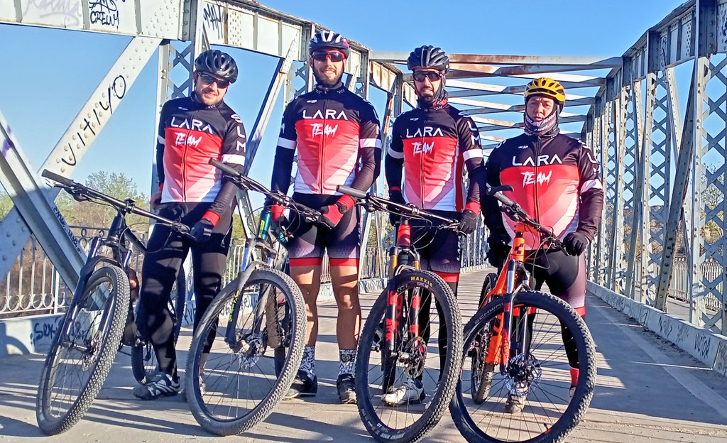 larateam_mtb's tweet photo. El #larateam visita el centro de la capital, bocadillo de calamares en lsa plaza Mayor y vuelta en la puesta de largo de la "nueva" equipación. Más de 70 km de bicicleta con @rubenvl_86 @javics93 @tiotiolara y @sergioll82 #mtb #Madrid #puertadelsol #plazamayor #equiposinfisuras https://t.co/syAF810NSA