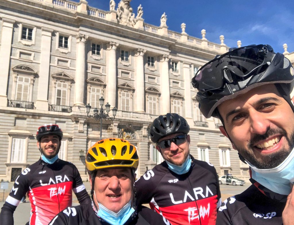 larateam_mtb's tweet photo. El #larateam visita el centro de la capital, bocadillo de calamares en lsa plaza Mayor y vuelta en la puesta de largo de la "nueva" equipación. Más de 70 km de bicicleta con @rubenvl_86 @javics93 @tiotiolara y @sergioll82 #mtb #Madrid #puertadelsol #plazamayor #equiposinfisuras https://t.co/syAF810NSA