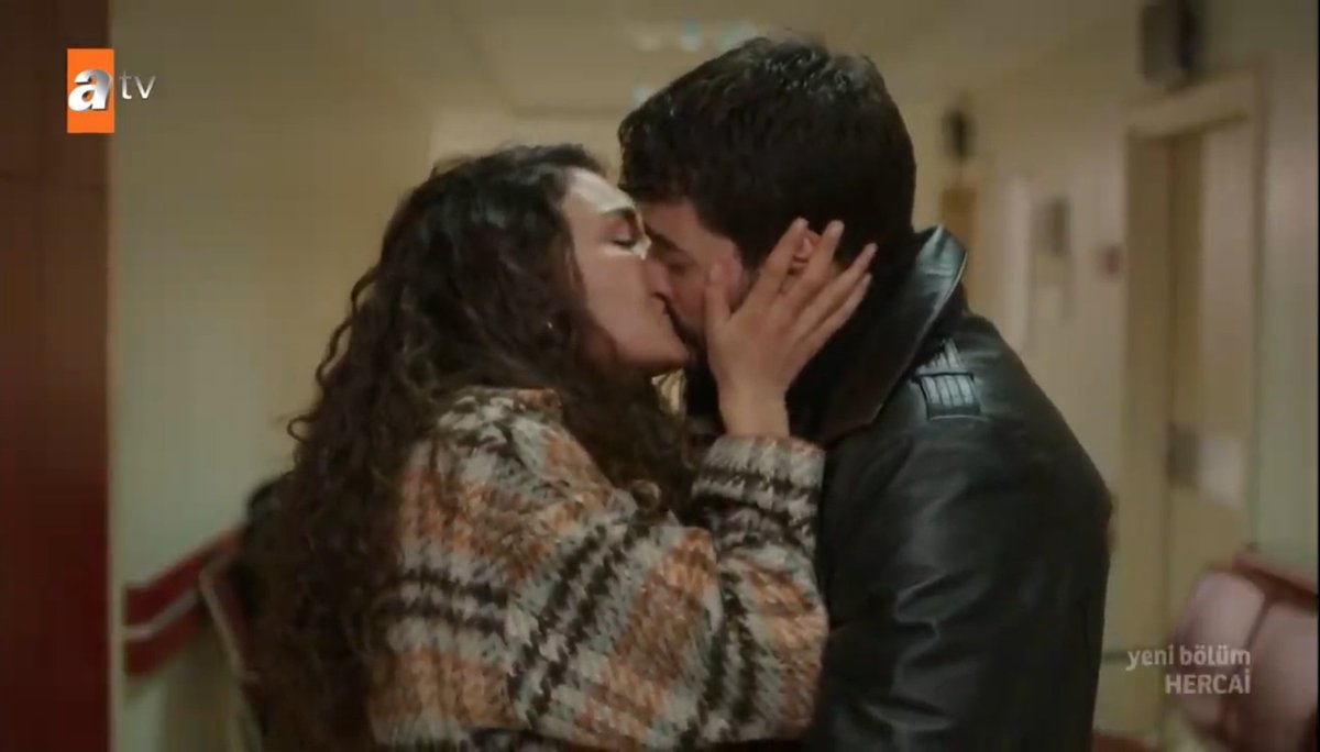 Alemp017's tweet photo. no puedo más 😭❤😭❤
#sensizolmaz https://t.co/gYZ0qLbGep
