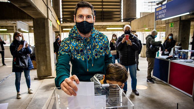 Sabalero_18's tweet photo. Hay esperanza, hacerlo bien en beneficio del fútbol.
@FCBarcelona_es se sacude la malaria del #Bartomeulismo [sinónimo #Ornelismo]

Están a 4 puntos del puntero "Colchonero" @Atleti 
Foto: Messi vota x 1ra vez para presidente FC Barcelona

#RAYADOSTODOS🗣️🇫🇮
#RayadosPositivo🇫🇮🍀 https://t.co/LEkgjV7u1W