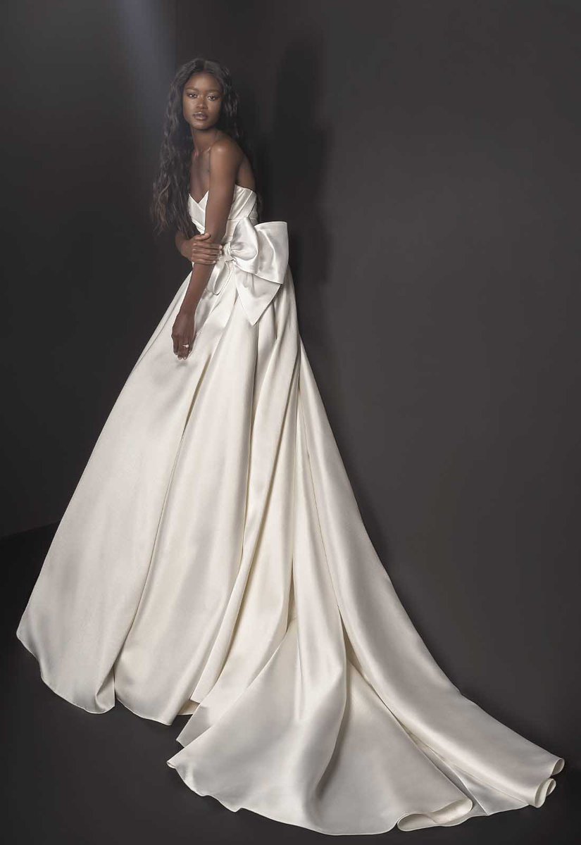 pninatornai's tweet photo. #OneCollection #Style4879PT is minimalistic yet wow!
Available @KleinfeldBridal
Photo: Dvir Kahlon
MUA: Ortal Elimeleh
Hair: Benjamin Ruimi https://t.co/4H9TaShwRu