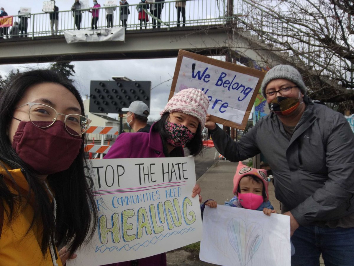 After yesterday’s vigil in downtown, our #EastPortland neighbors organized a spontaneous neighborhood rally on the pedestrian bridge in the Jade District. #CommunityInAction