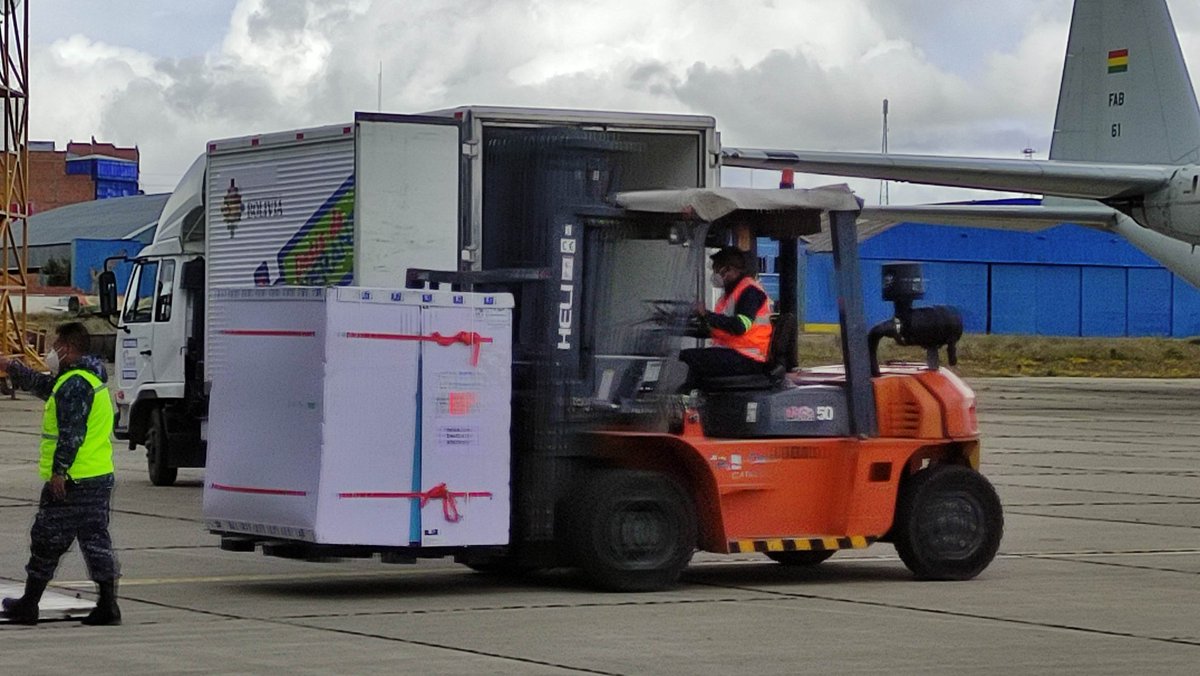 MRE_Bolivia's tweet photo. #Ahora El lote de 228 mil vacunas del mecanismo COVAX se cargan al camión de la Central de Abastecimiento de Suministro de Salud (CEASS) para ser trasladadas al PAI Nacional. https://t.co/N5W69Y0kPm