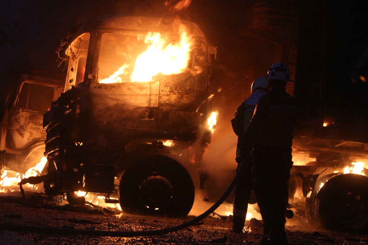 hashem_dardowra's tweet photo. the huge fires caused by the Russian shelling the border Bab Al-Hawa area this evening. The #WhiteHelmets are now working to extinguish the fires.
#بوتين_قاتل
#KatilPutin
#Putinkiller
#Путинкиллер https://t.co/vuY05dkSKH