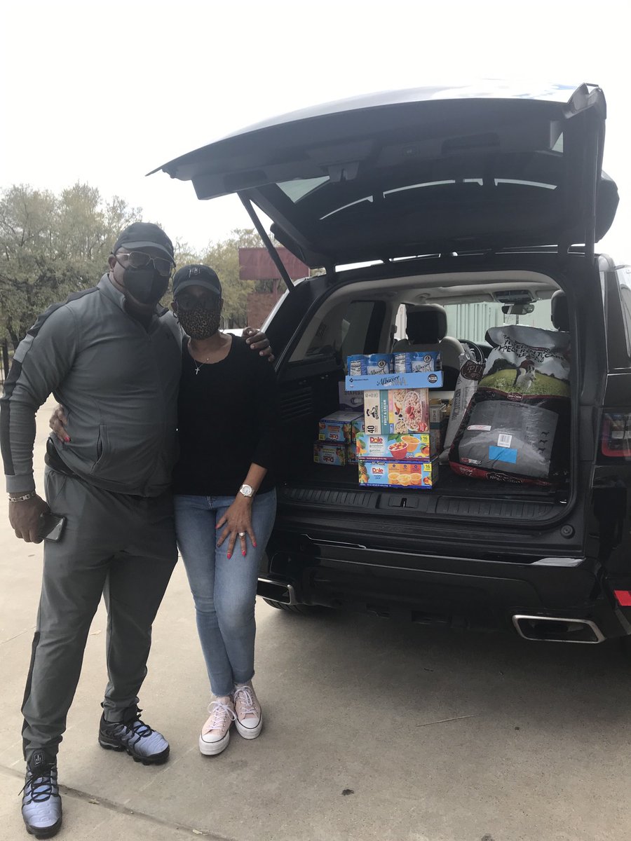 HtownDoulas's tweet photo. @InterfaithMin @ VolunteerHou hosted a food drive to benefit five community food pantries including @Brentwoodbapt. Thank you Deacon Ministry for donating and Rodney Wilson for delivering! #springfooddrive #winterstormrecovery #mealsonwheels #winterstorm https://t.co/0NqZkMusqH