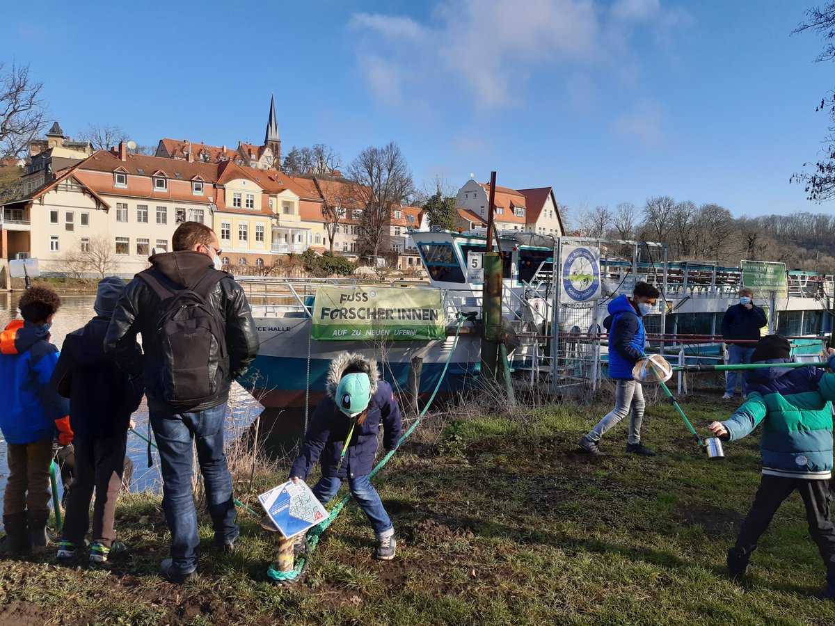 science2publicc's tweet photo. Das geht! Wir haben am Freitag zum Klimastreik unser Klassenzimmer an Oberdeck eröffnet für Kleingruppen von einer benachbarten Schule. More to come #openairlearning #outdooreducation #Oberdeckklassenzimmer #schwimmendeSchule #MakeScienceHalle https://t.co/EpYVkJhYjm