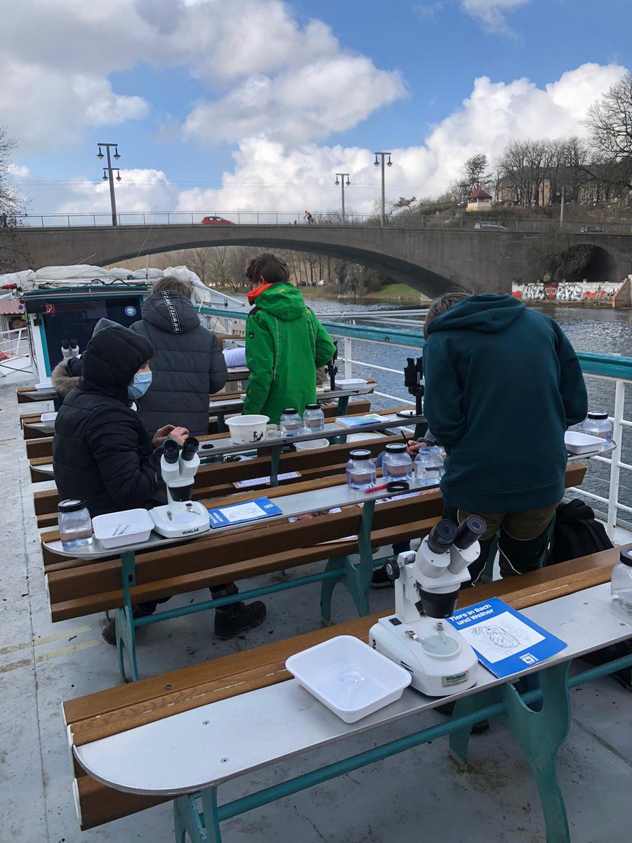 science2publicc's tweet photo. Das geht! Wir haben am Freitag zum Klimastreik unser Klassenzimmer an Oberdeck eröffnet für Kleingruppen von einer benachbarten Schule. More to come #openairlearning #outdooreducation #Oberdeckklassenzimmer #schwimmendeSchule #MakeScienceHalle https://t.co/EpYVkJhYjm