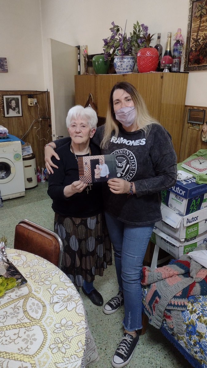 toniolo_marcela's tweet photo. Hoy es el cumple de Rita. 87 años!!! "Mi mejor regalo es la foto con mi intendente"....su quiosco de más de 60 anos en #VillaPineral es un emblema para el Barrio.
#BuenaVecina
#MuyQuerida
#FelizCumpleRita
💜🌻☀️☀️💜💖❤️ https://t.co/r7ssjpJlA5