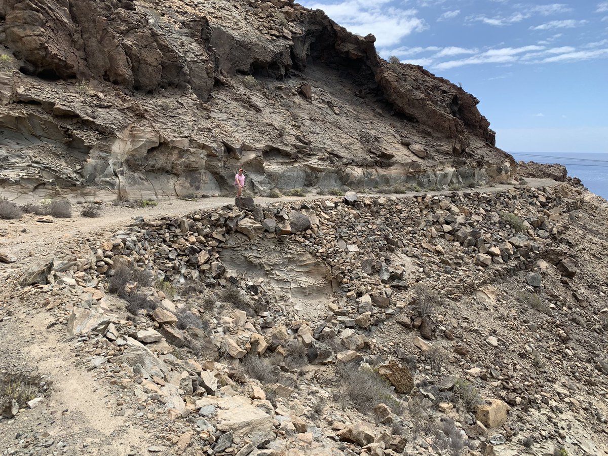 dorgut's tweet photo. @estodotuyo se puede ver el antiguo camino en la costa de Mogán, zona Tiritaña. ¿Tienen algo de información sobre esta senda? A lo largo de la carretera antigua es posible ver tramos que aún se conservan. Es interesante ver los tramos que aún se conservan. ¡Gracias! https://t.co/5LolL4WecJ