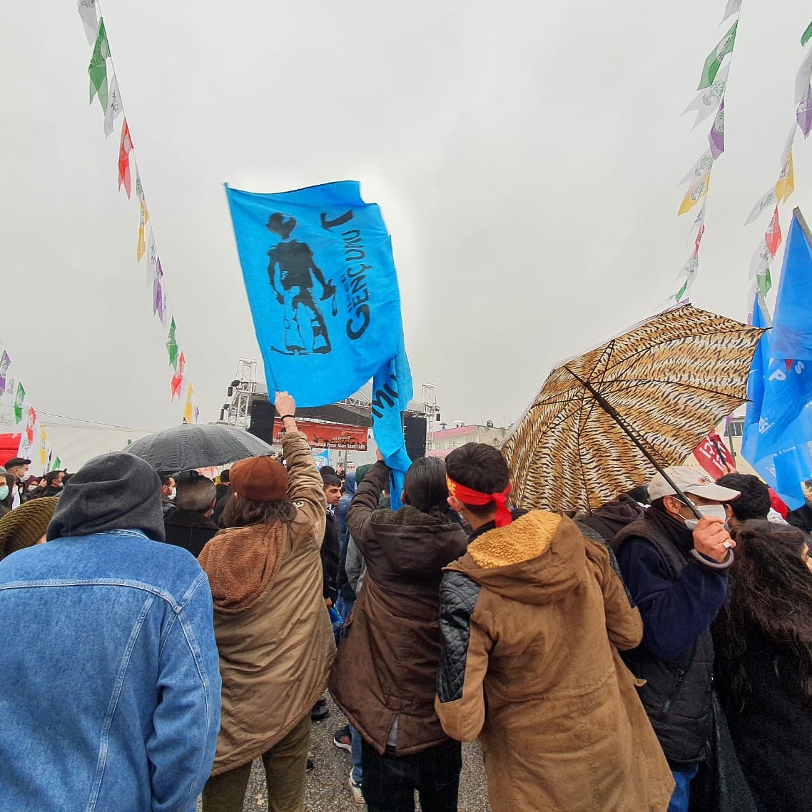 Bugün Bursa'da Newroz'u kutlamak için alanlardaydık. Kutlamanın temelinde yatan barış ve kardeşlik mücadelemizi her alanda vereceğiz. #NewrozPirozBe
