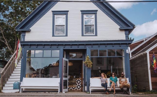 With spring comes new beginnings and new coffee!☕️😁🌸🌼 This March we partnered with 44 North Coffee. Learn more about them on our blog! 
#coffee #subscriptionbox #spring #CoffeeLover #roaster #cooperativecoffees #Maine