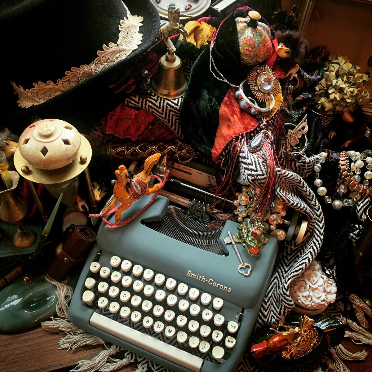 QuinnAndBloom's tweet photo. ✨THE PORTAL IN THE ATTIC✨

Opening 4.1.2021

Dust dances of soft beams of light. Trunks and crates are stacked, weathered and forgotten, their contents mysterious and musty with age. What magic things have made nests in piles of silk and tiny homes in broken music boxes? https://t.co/f4cYfB4o1W