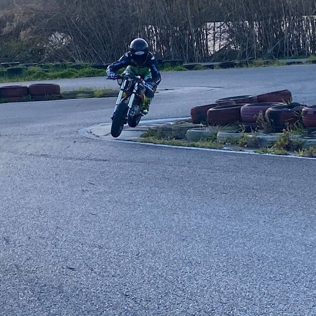 Corazondef1's tweet photo. JOEL ROMERO 🇦🇷
"Se Sigue poniéndo a punto"
#WorldSBK #SS300
Este fin de semana el piloto #SMWRacing #Caberghelmets trabajó en el kartodromo de Il Geko ubicado en Florencia en su etapa de preparación de cara al inicio de la temporada el 21 de mayo en @AragonMotorLand https://t.co/qS1lzBODVC