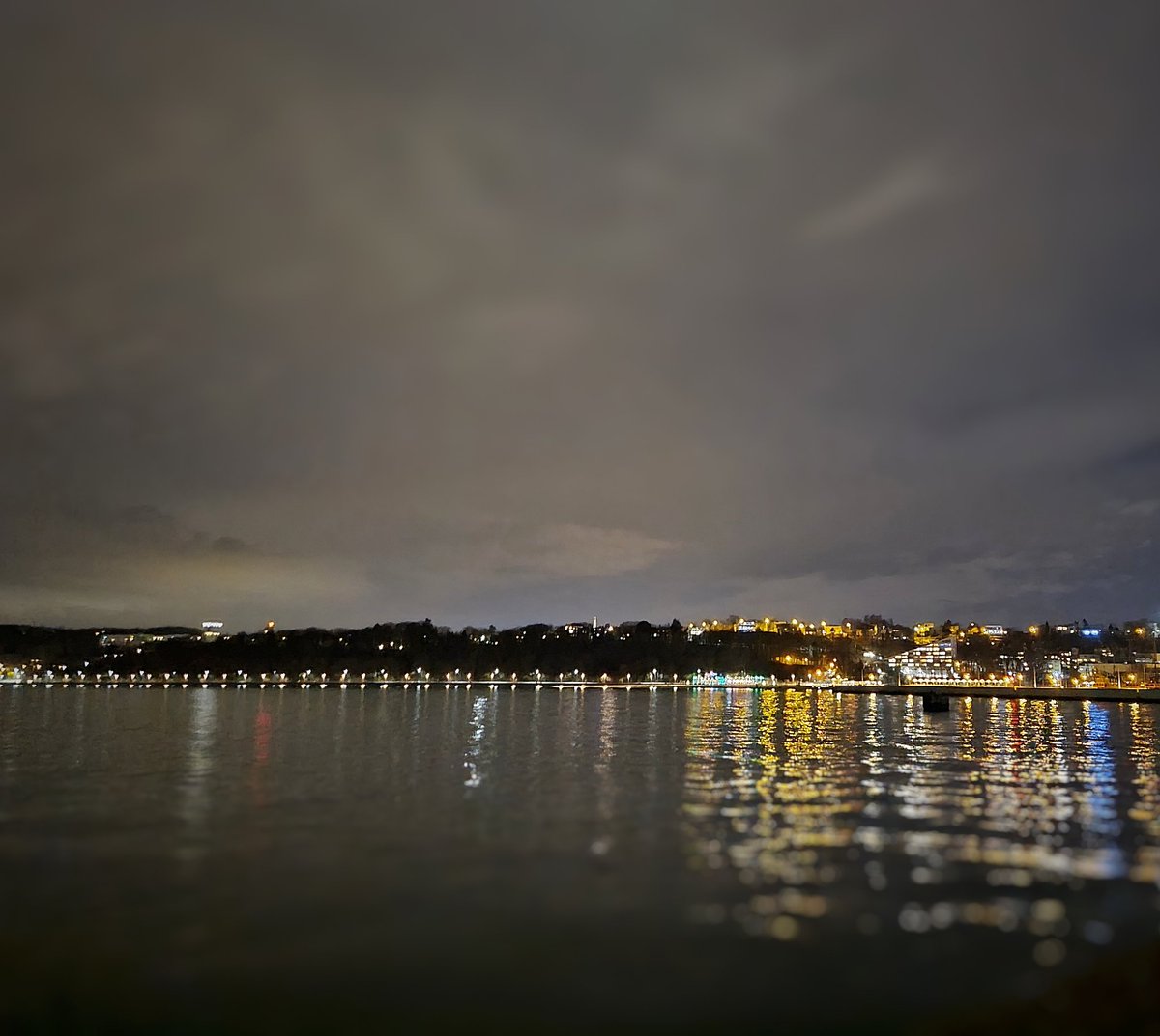 UMwGdyni's tweet photo. Z widokiem na nasz akademik 😃
Miłego wieczorku 🌃
#umgdynia #akademik #zagiel #trójmiasto #umg #widok #lights #gogdynia #goodnight #wieczór #wiosna #spring #marzec #gdynia #zatoka https://t.co/YMCBVNzJKA