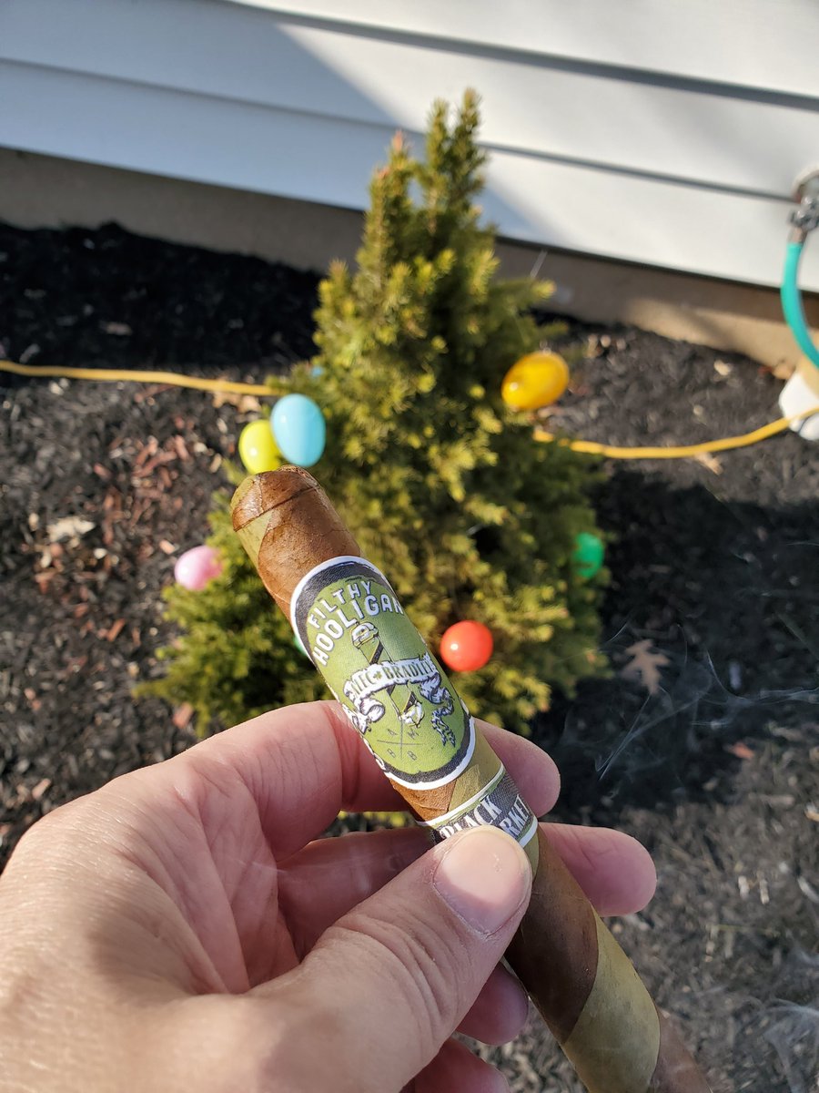 OBrien64's tweet photo. Now that all the fake Irish are done celebrating time to kick back and medicate my mind with an @alecbradley Black Market Filthy Hooligan cigar and some @DropkickMurphys fine tunage!! #cigars #cigarlife @ChillerCigar https://t.co/BJObXCemQA