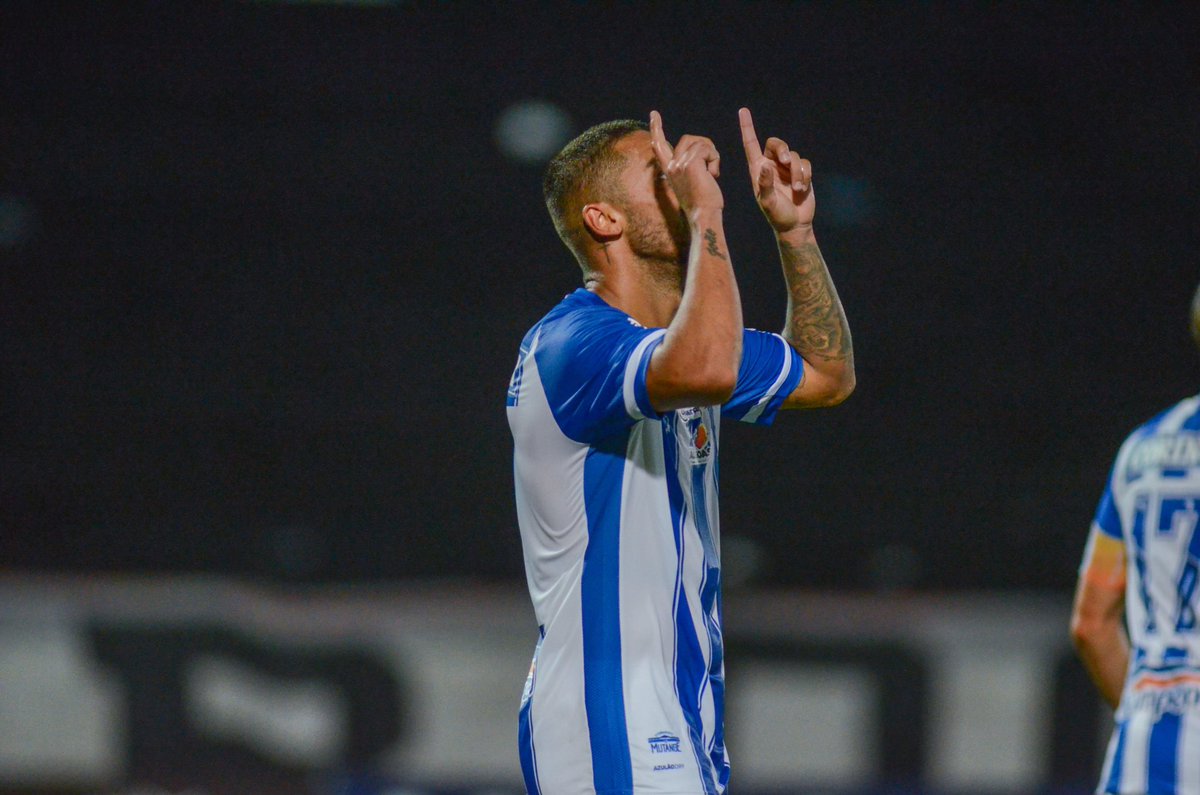 CSAoficial's tweet photo. Domingão com mais imagens da vitória de ontem 🤩💙⚽️

Estamos chegando na marca de 51 mil seguidores por aqui! 👊🏼👊🏼👊🏼

📷 @oaugustoliveira https://t.co/o0EhBWEmfs