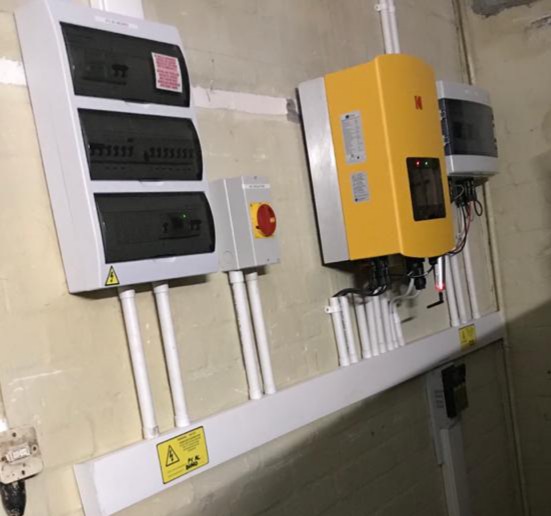ComputingKam's tweet photo. 5.85kWp PV array, 4.6kW Kodak hybrid inverter, 7kWh pylontech storage https://t.co/RVN4eg88B0