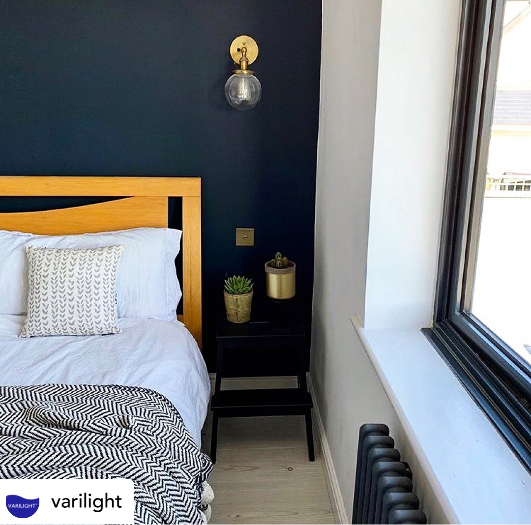 victoriadsgn's tweet image. Krásně ladící doplňky broušené mosazi proti této úžasné tmavé barvě stěny nás baví!
Vypínače jako součást designu.

#interiordesign  #accessories #varilight #design #interior #homedecor #architecture #home #decor #interiors #art #homedesign #interiordesigner #