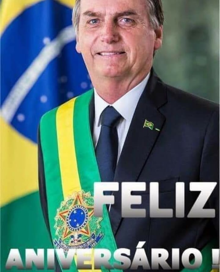 EsequiasBomfim's tweet photo. Meu querido presidente @jairbolsonaro , parabéns pra você, desejamos toda sorte de bençãos, e que o Deus de toda glória te proteja e te faça muito feliz, feliz aniversário, é o que deseja a família Bomfim. https://t.co/QIUZo9I4cm