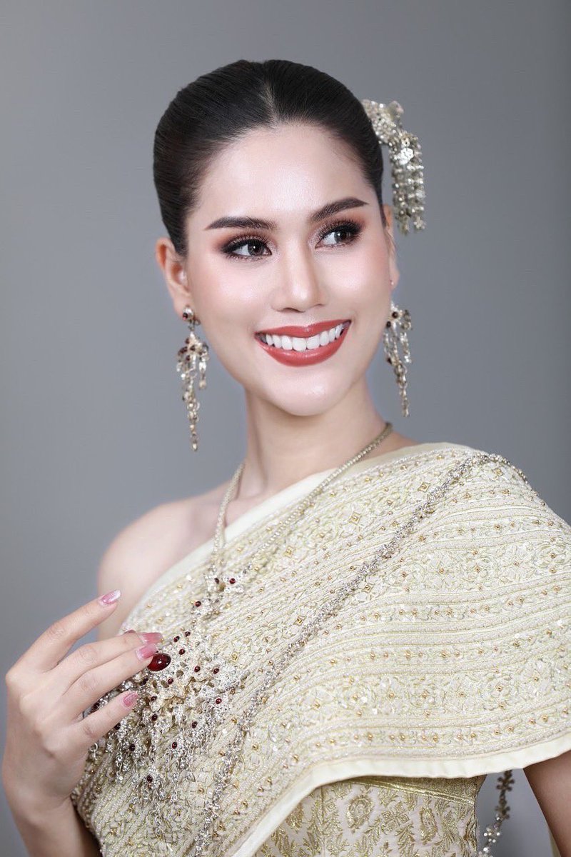 Puttan_KMCN's tweet photo. เจ้าสาวงานเช้า ชุดไทยใครใส่ก็สวย 👰🏻‍♀️🥰🤎
อดใจไม่ไหวลงเซตวันนี้ พรุ่งนี้ยังมีอีก🤣🤣🤣

วันนี้รับบทเป็น...เจ้าสาว

คลาสสอนแต่งหน้าสวยๆ>> Nanna Nicelybeauty
Make up Chitdesign Mark II (พี่หน่อย เวดดิ้งเสิงสาง)
Hair Pipatpong Phairoh https://t.co/taHhLnDhF2