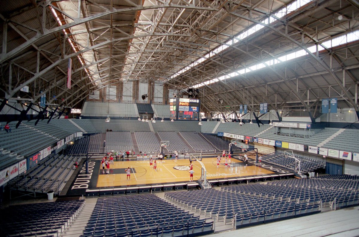 BadgerMBB's tweet photo. 16. Last time the #Badgers were in Hinkle Fieldhouse?
Practice during the 2000 Final Four
#FieldOf32 » #MarchMadness https://t.co/dYA4nXKVVu