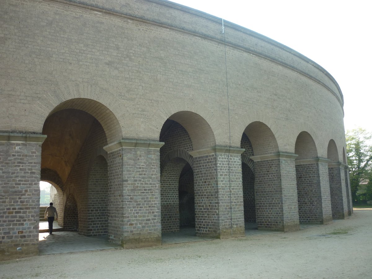 DrJEBall's tweet photo. Interior & exterior arches from the partially-reconstructed #Roman amphitheatre in the archaeological park at Xanten (Germany), formerly an important legionary fortress & colonia in #RomanGermany.
#MarchArch #RomanArchaeology https://t.co/N5gN42TQSH