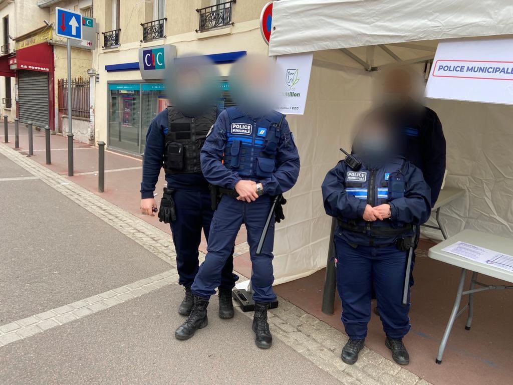 AzzazNadege's tweet photo. Notre formidable #PoliceMunicipale ce matin sur le marché au côté des Châtillonnais pour une action de prévention et sensibilisation. Nous étions à leur côté avec @StephaneJACQUOT. Merci à nos agents dévoués et engagés pour une #Securite du quotidien et de proximité à #Châtillon https://t.co/DDBAuB2K3Q